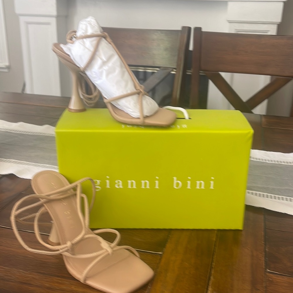 NWT Women’s nude size 7 Gianni Bini heels - Picture 1 of 5